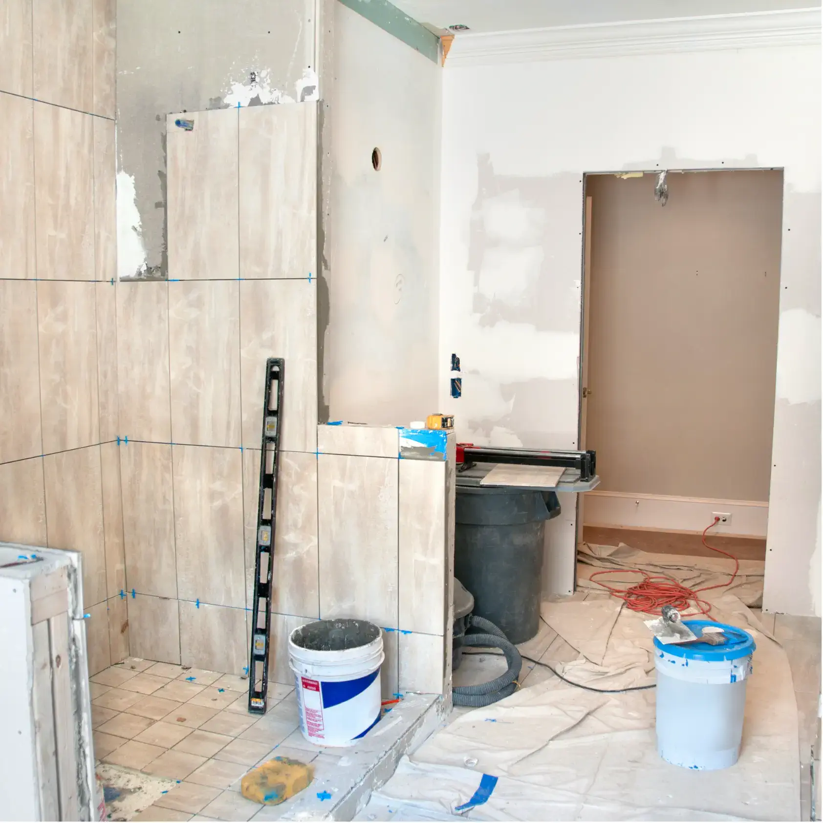 Kırılıp yeniden yapılmış, duşakabin, gömme rezervuar ve seramik işçiliği tamamlanmış banyo tadilatı.