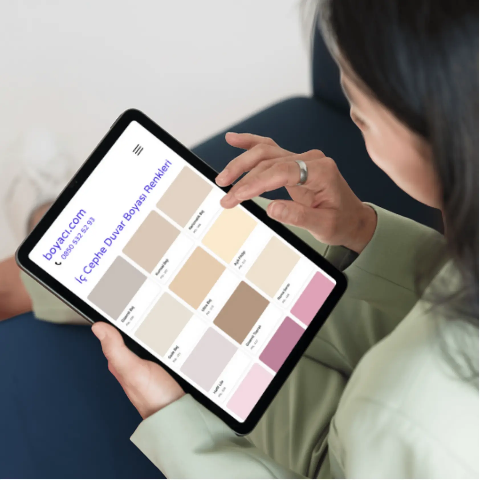 Online katalog üzerinden ev için yeni duvar rengi seçimi yapan kullanıcı.