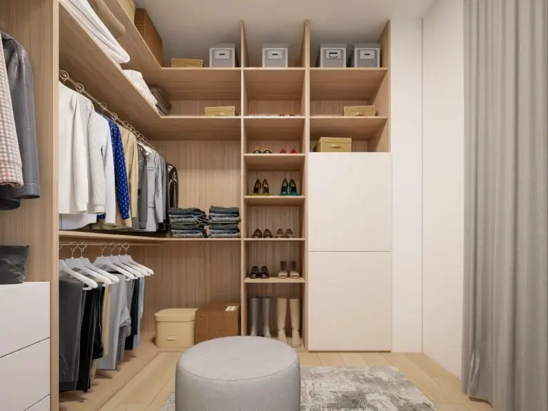 Açık renk ahşap, raflı ve askılıklı bölmelere sahip, özel tasarım giyinme odası dolapları.