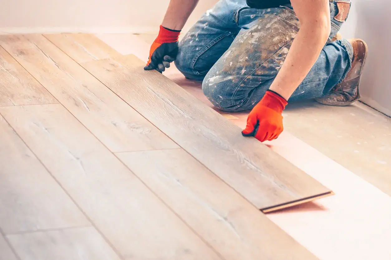 Laminat parke döşemesi yapan usta ve parke detayları