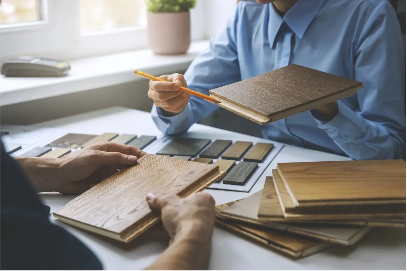 Laminat parke renk seçimi ve model karşılaştırması yapan usta ve müşteri